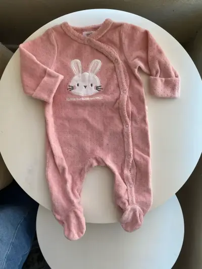 Enteritos de bebé rosado con diseño de conejo - miniatura 1