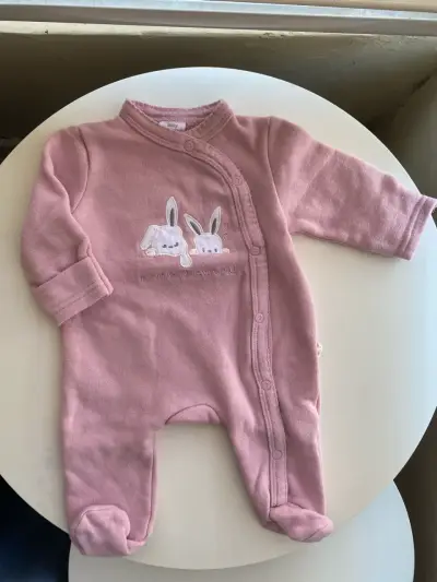 Enteritos de bebé rosado con diseño de conejo - miniatura 2