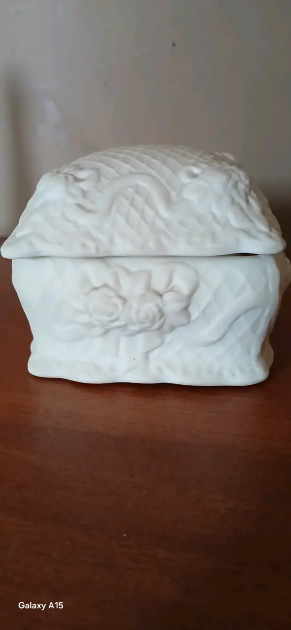 Caja decorativa de porcela blanca con relieve flor - 1