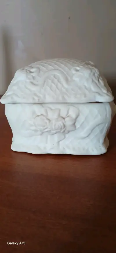Caja decorativa de porcela blanca con relieve flor - miniatura 1