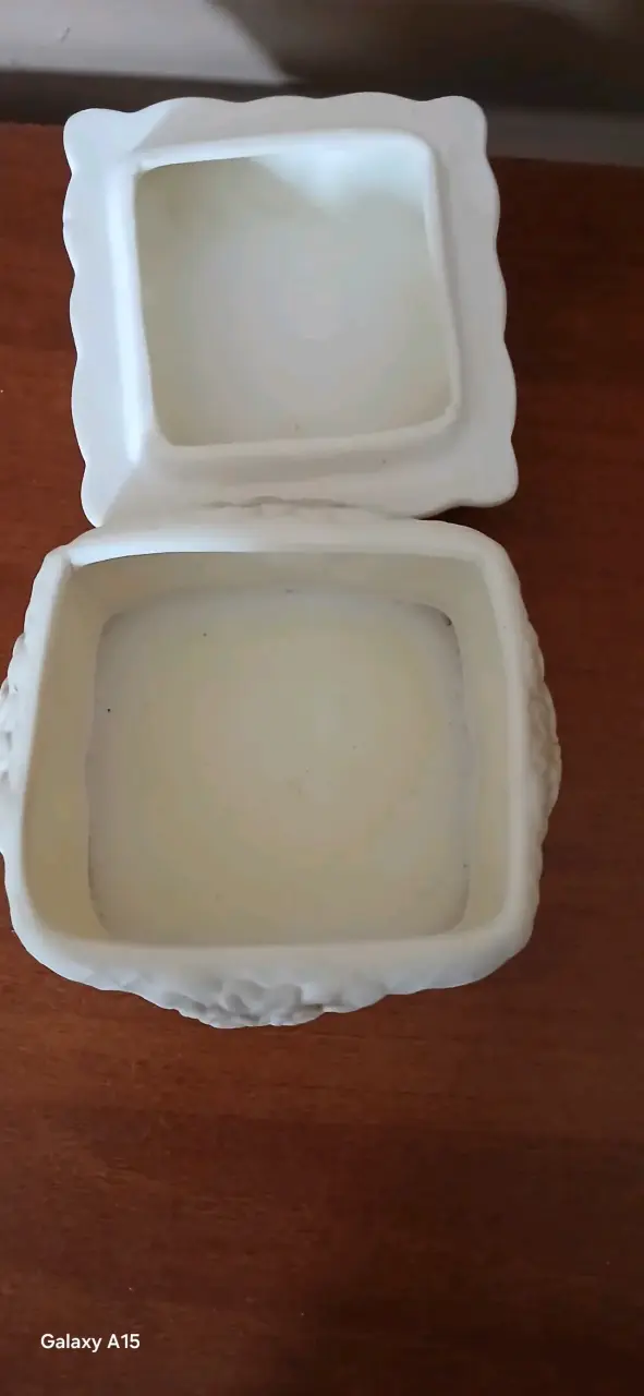 Caja decorativa de porcela blanca con relieve flor - 2