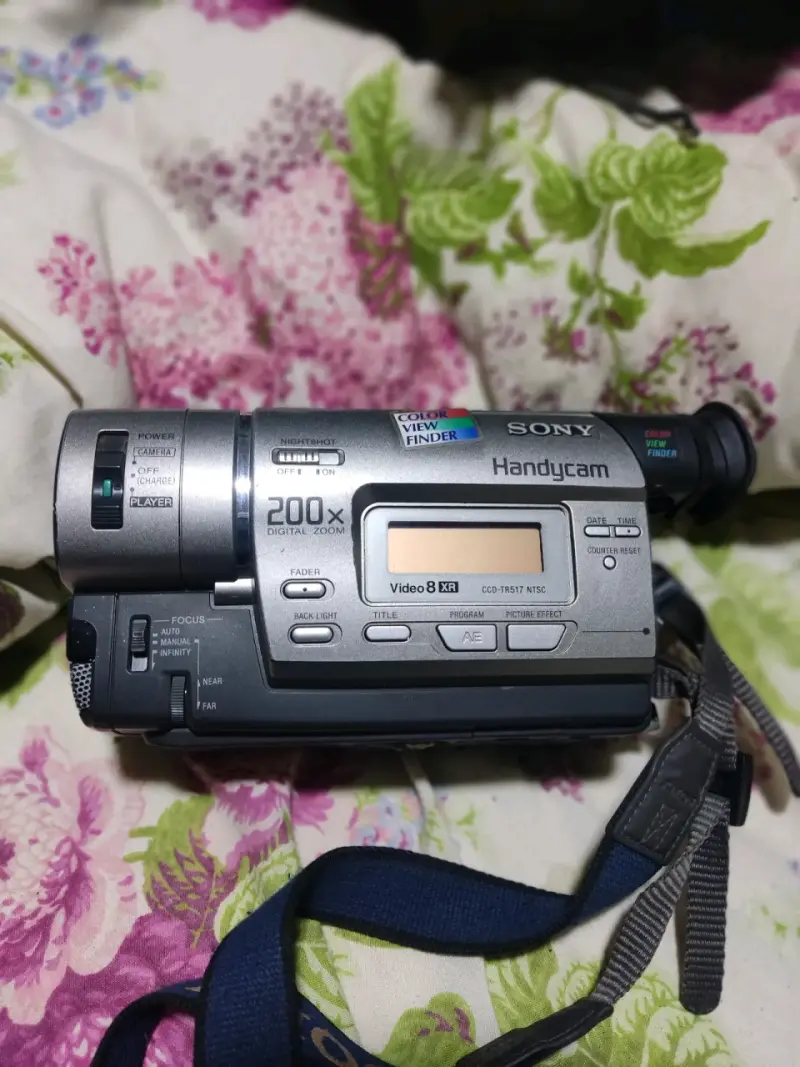 Videocámara Sony Handycam CCD-TR517 con Zoom 200x - 1
