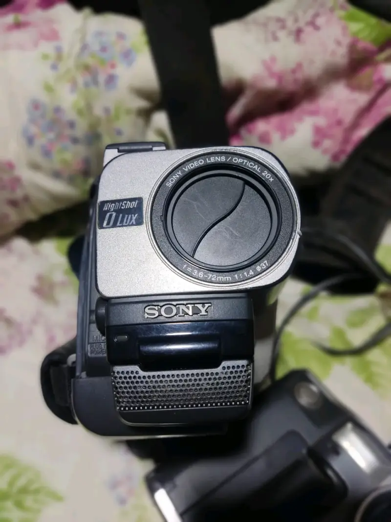 Videocámara Sony Handycam CCD-TR517 con Zoom 200x - 4