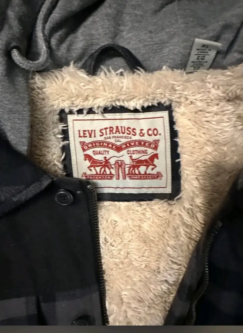 Chaqueta Levi's con capucha y forro de lana - 4