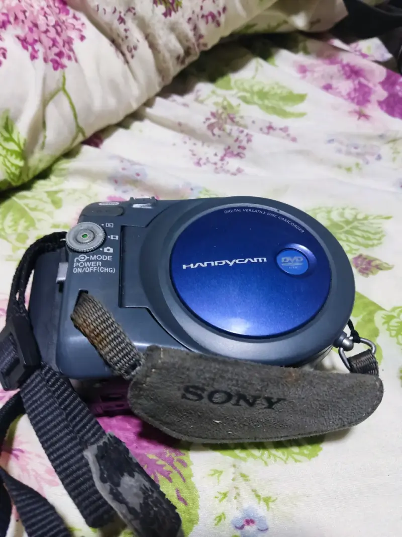 Videocámara Sony Handycam DVD con pantalla LCD - 1