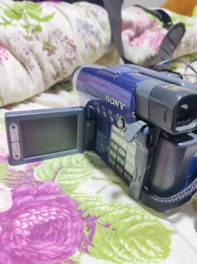 Videocámara Sony Handycam DVD con pantalla LCD - 2