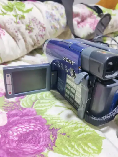 Videocámara Sony Handycam DVD con pantalla LCD - miniatura 2