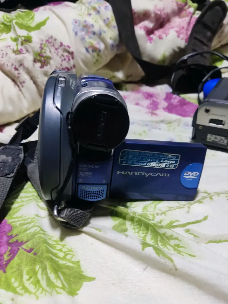 Videocámara Sony Handycam DVD con pantalla LCD - 3