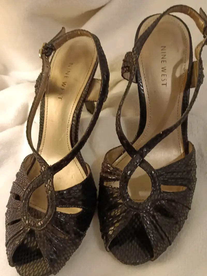Sandalias de tacón Nine West negras con textura - 1
