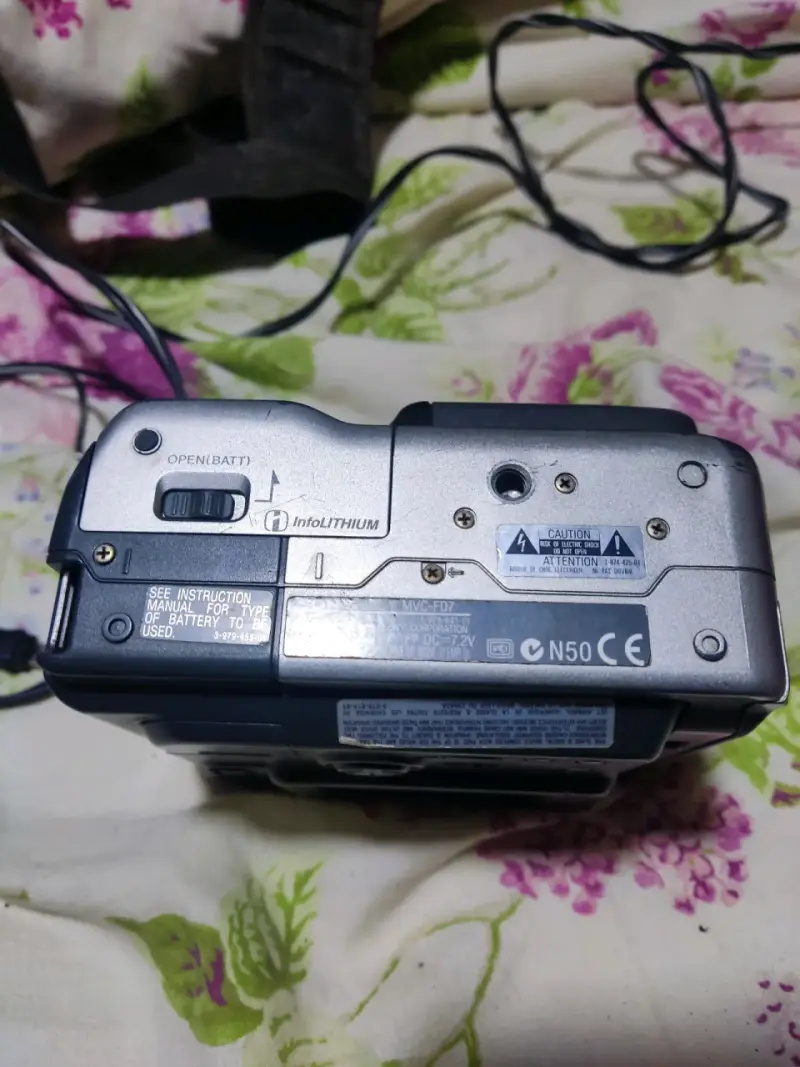 Cámara digital Sony MVC-FD7 con batería InfoLITHIUM - 1