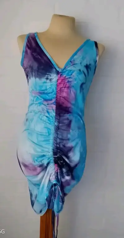 Vestido ajustado tie-dye azul y morado - miniatura 2