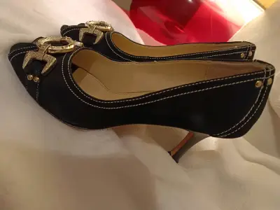 Zapatos de tacón negro con detalles dorados - miniatura 1