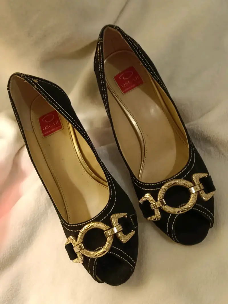 Zapatos de tacón negro con detalles dorados - 2