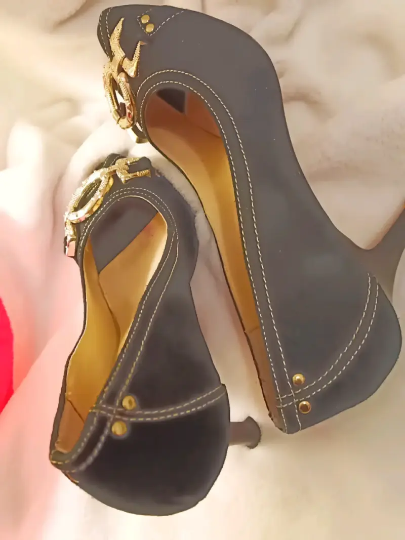Zapatos de tacón negro con detalles dorados - 3