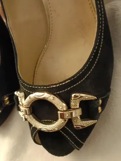 Zapatos de tacón negro con detalles dorados - miniatura 4