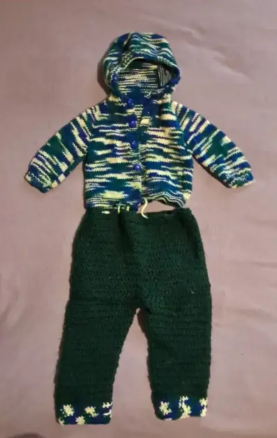 Conjunto de bebé tejido a mano con gorro y calcetines - miniatura 1