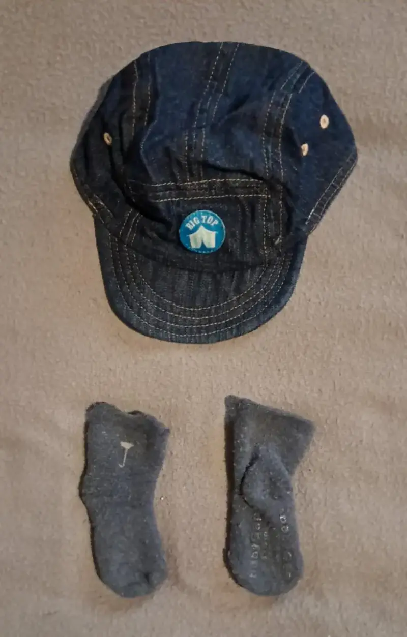 Conjunto de bebé tejido a mano con gorro y calcetines - 2