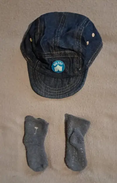 Conjunto de bebé tejido a mano con gorro y calcetines - miniatura 2