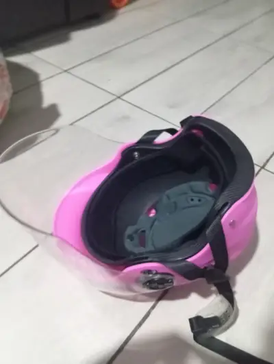 Casco de moto rosa con visera transparente - miniatura 2