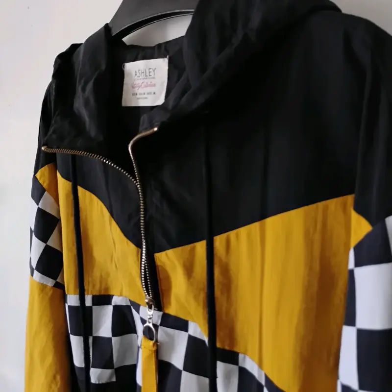 Cortaviento negro, amarillo con diseño a cuadros - 2