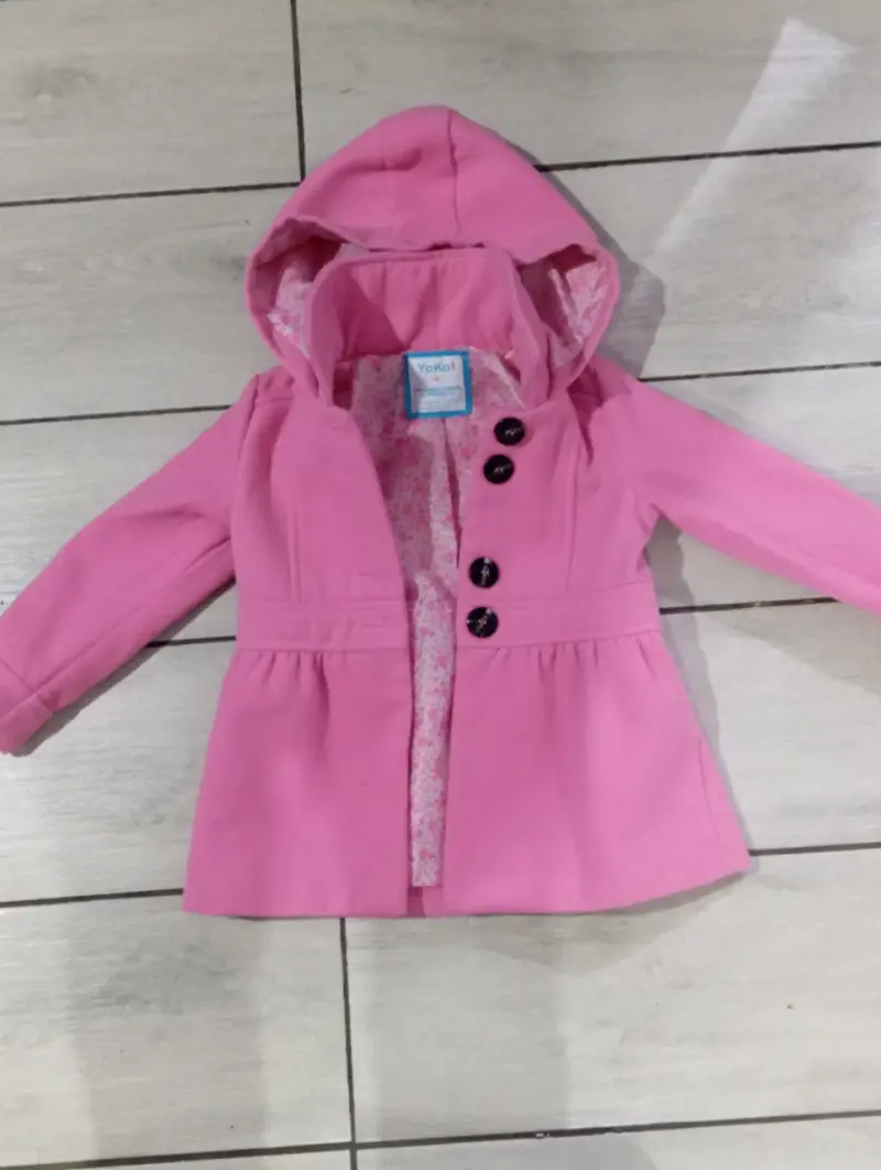 Abrigo rosa para niña con capucha