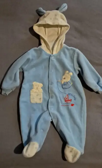 Enterito de bebé azul con capucha y diseño bordado - miniatura 1