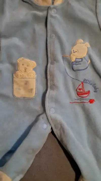 Enterito de bebé azul con capucha y diseño bordado - miniatura 2