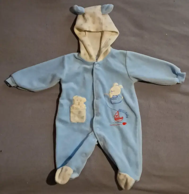 Enterito de bebé azul con capucha y diseño bordado - 4