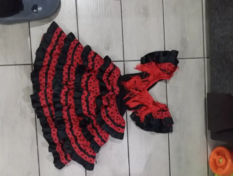 Vestido de flamenco rojo y negro para niña