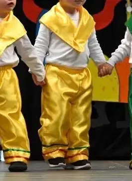 Traje dieciochero norteño amarillo con pañuelo - miniatura 1