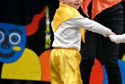 Traje dieciochero norteño amarillo con pañuelo - miniatura 2