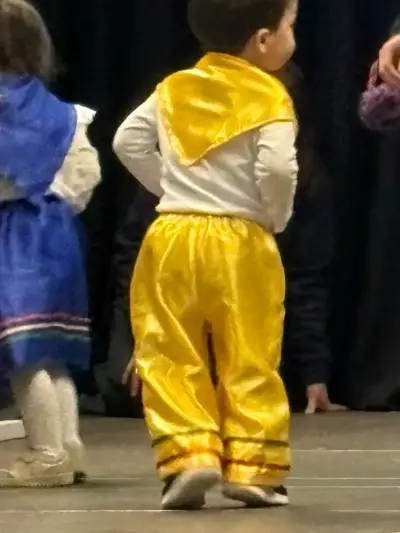 Traje dieciochero norteño amarillo con pañuelo - miniatura 4