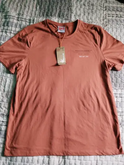 Polera marrón Red Hot JNS con diseño gráfico - miniatura 1