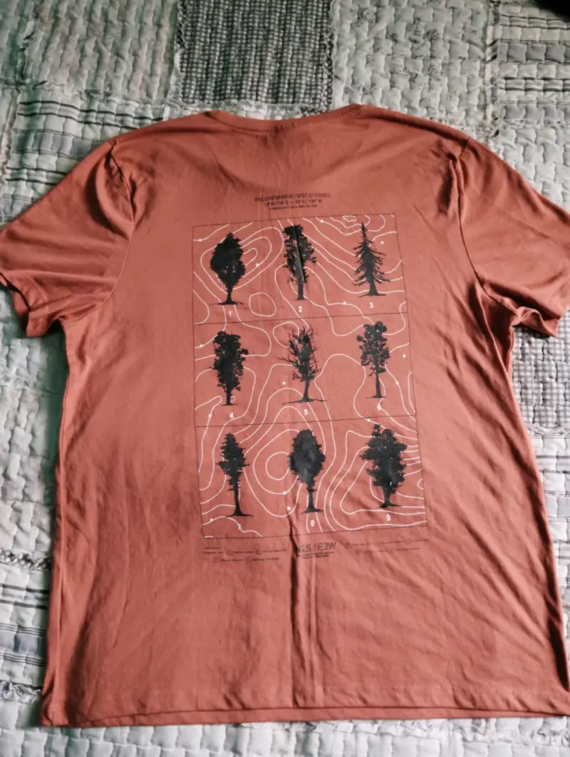 Polera marrón Red Hot JNS con diseño gráfico - 2