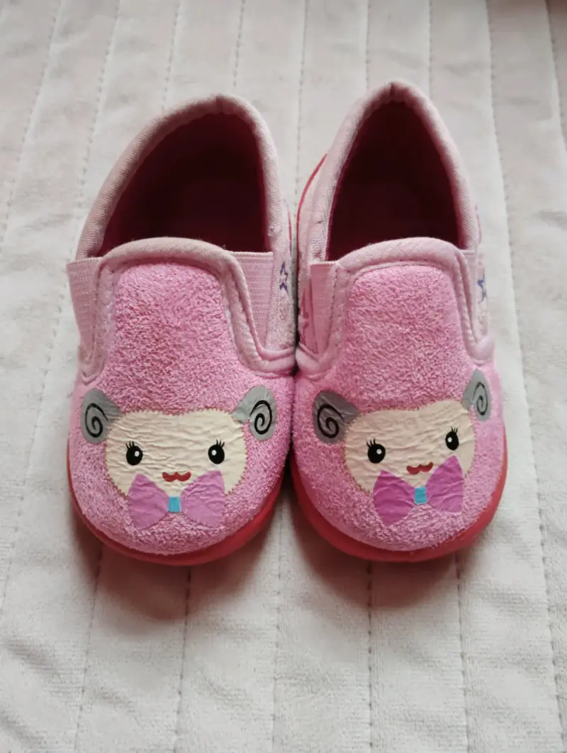 Zapatillas de casa rosadas para niña con diseño de oveja - 1
