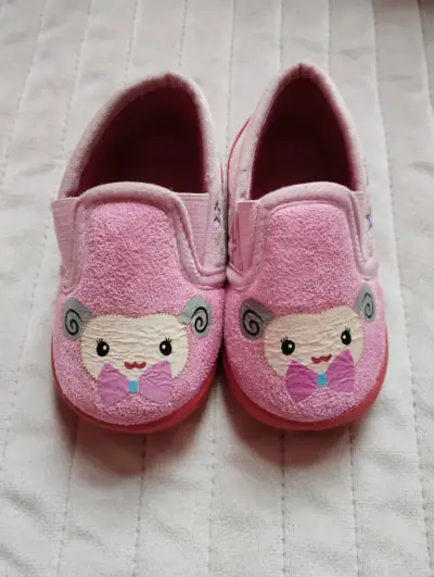 Zapatillas de casa rosadas para niña con diseño de oveja - miniatura 1