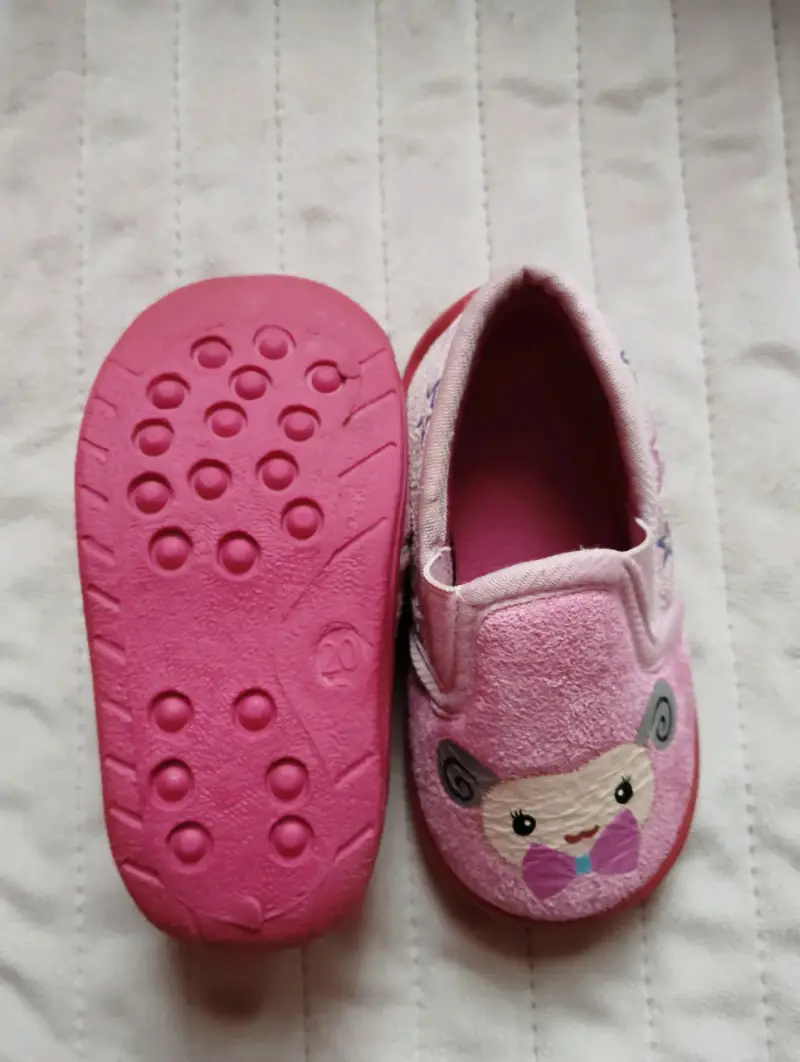 Zapatillas de casa rosadas para niña con diseño de oveja - 2