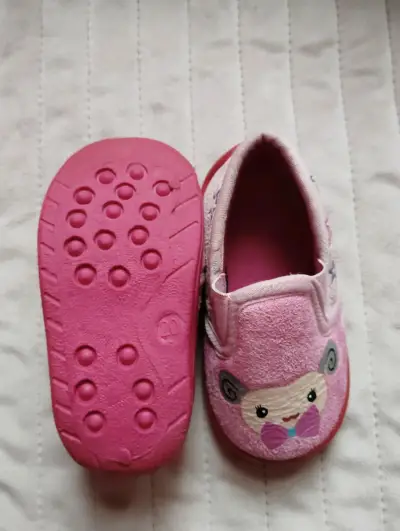 Zapatillas de casa rosadas para niña con diseño de oveja - miniatura 2