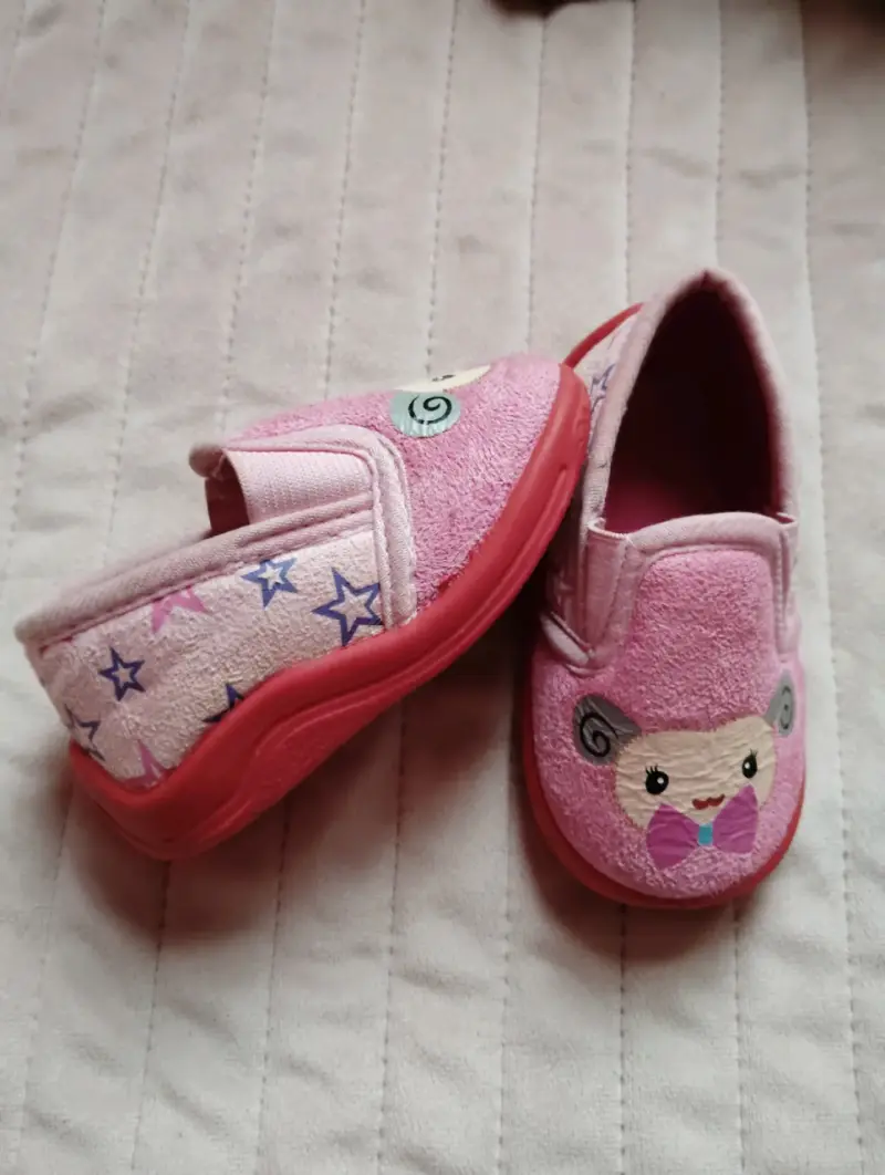 Zapatillas de casa rosadas para niña con diseño de oveja - 3