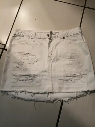 Falda de mezclilla blanca desgastada para mujer - miniatura 1