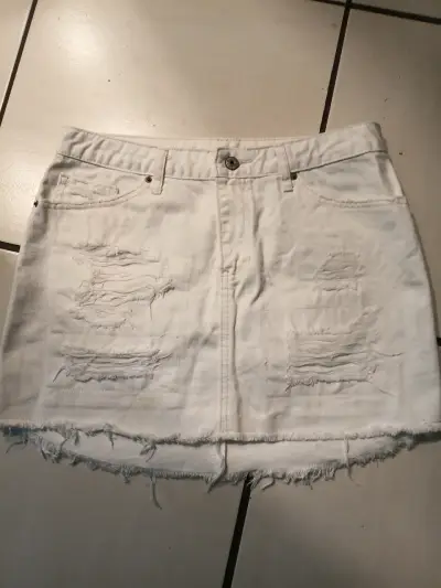 Falda de mezclilla blanca desgastada para mujer - miniatura 2
