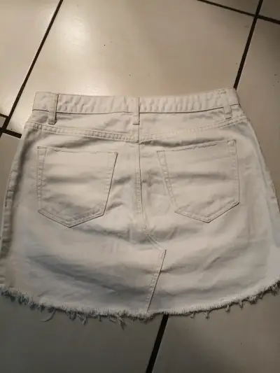 Falda de mezclilla blanca desgastada para mujer - miniatura 3