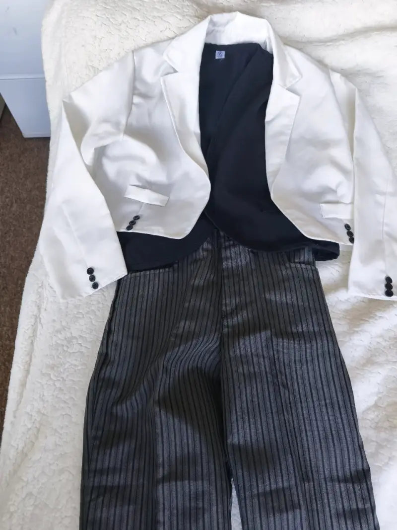 Traje de niño blanco y negro con rayas