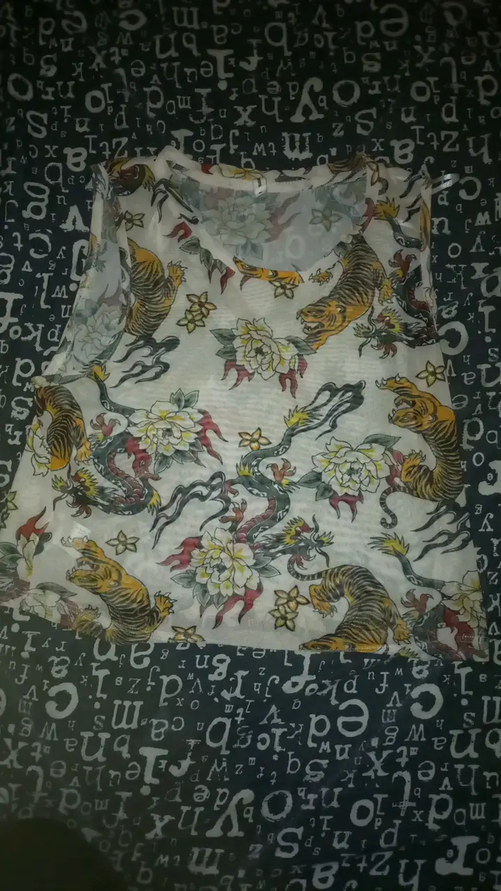 Polera estampada con tigres y flores