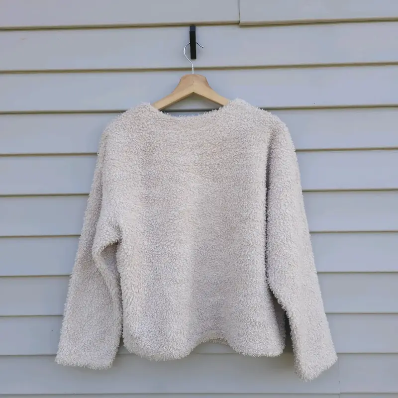Suéter de felpa beige Uniqlo para mujer - 4