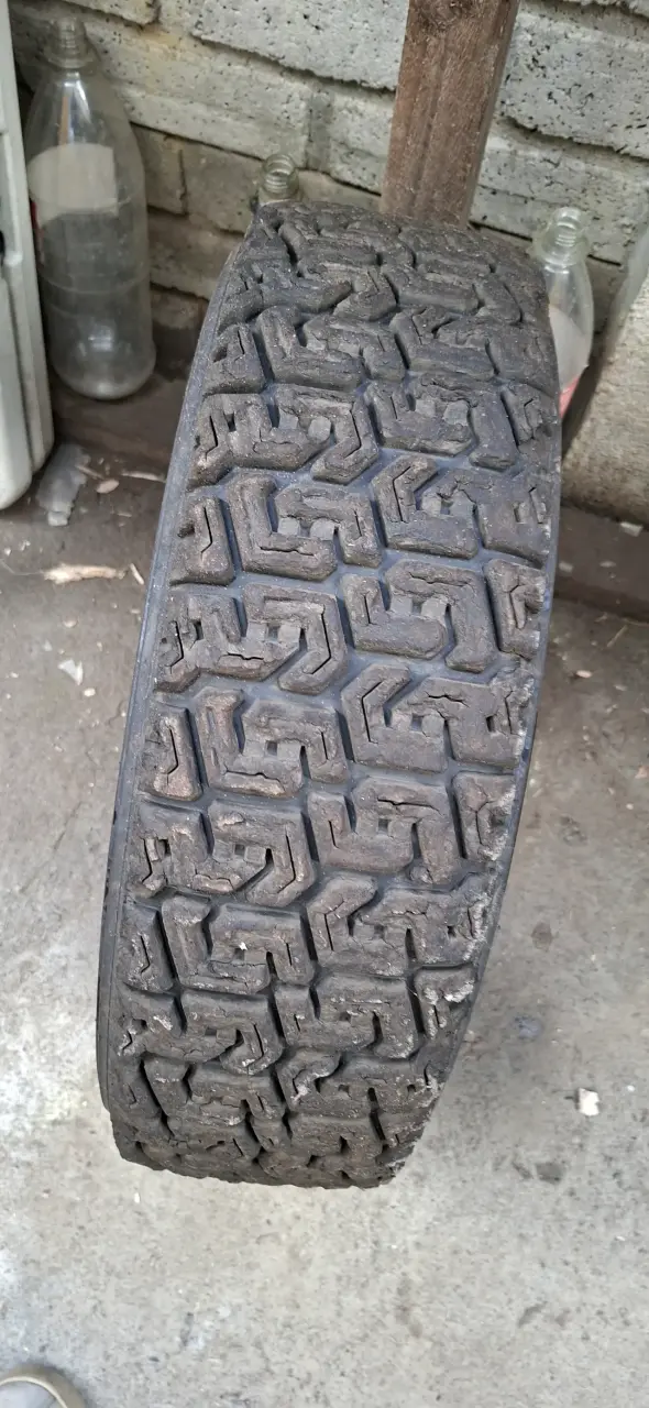 Neumático Pirelli 165/70 R14 para competición - 2