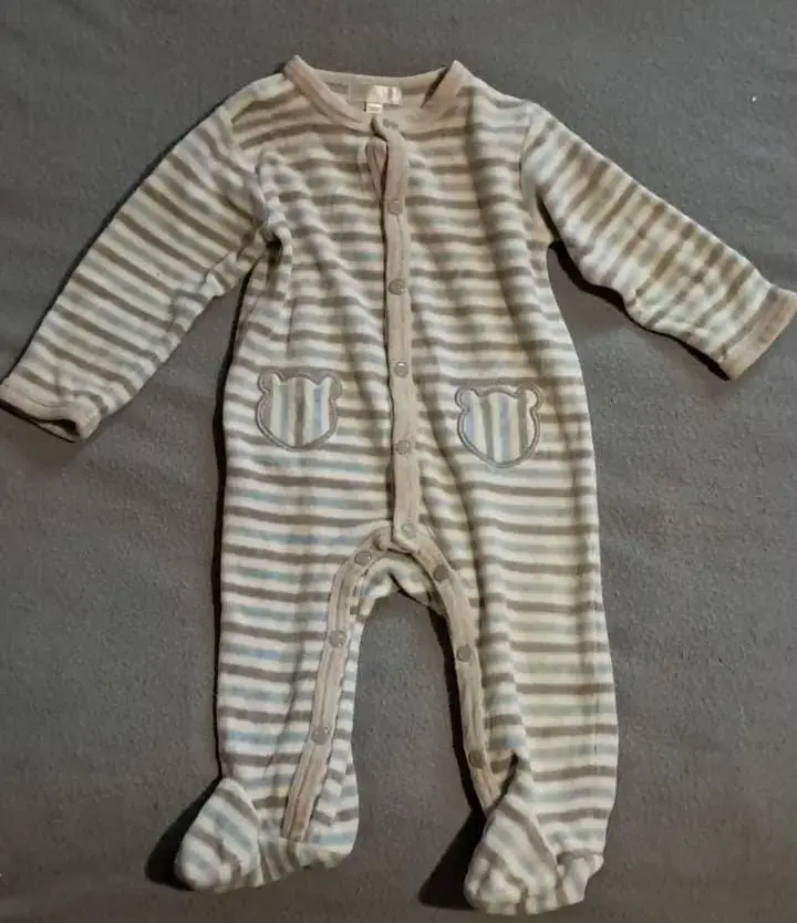 Enterito de bebé a rayas con diseño de osito