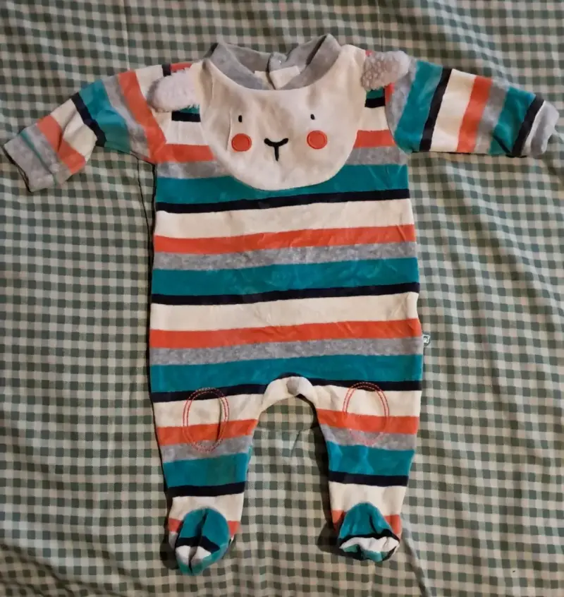 Enterito de bebé a rayas con diseño de oveja