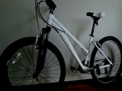Bicicleta Trek blanca de montaña - miniatura 1