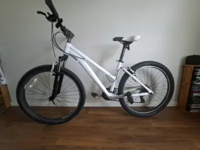 Bicicleta Trek blanca de montaña - miniatura 2